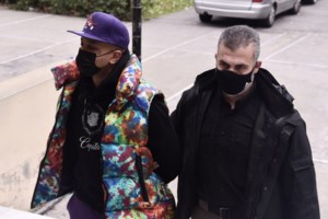 Light: "Τα όπλα είναι ψεύτικα, δεν είναι δικά του - Τα ναρκωτικά τα αγόρασε νόμιμα από το περίπτερο", λένε οι δικηγόροι του [Βίντεο]