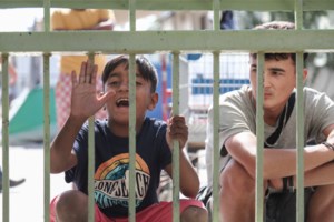 Επίσκεψη Μηταράκη στο παγωμένο ΚΥΤ του Καρά Τεπέ - Αναχωρούν για Γερμανία 30 οικογένειες προσφύγων - εικόνα 3