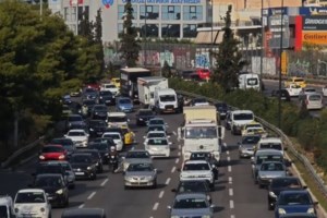 Θεσσαλονίκη: Αυτοκίνητο έπεσε σε κολόνα και τυλίχθηκε στις φλόγες - Σώθηκε η οδηγός [βίντεο]