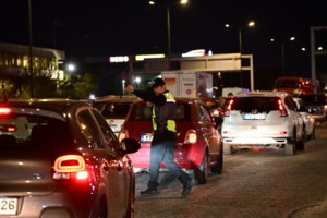 Η "Οδύσσεια" των εκδρομέων: Κολλημένοι για ώρες στη Ριτσώνα - Οι αγρότες έδωσαν και δεύτερη λωρίδα, αλλά άφησαν τα τρακτέρ