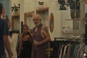 Σε άσχημη ψυχολογική κατάσταση ο Πέτρος Φιλιππίδης - Τα σενάρια για το πώς ξεκίνησε η φωτιά στο σπίτι του