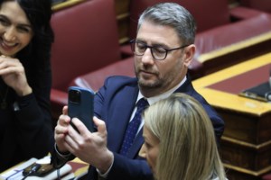 Πρόσκληση Ανδρουλάκη σε Φάμελλο και Χαρίτση - Συζήτηση για το Σύνταγμα και τους Θεσμούς