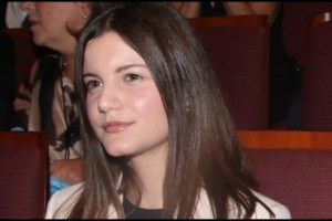 Νατάσα Παζαΐτη: Η μοναχική βόλτα στα Ματογιάννια με φλοράλ πουκάμισο και flared τζιν - Το ταξίδι στη Μύκονο - εικόνα 6