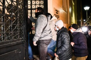 Πάτρα: Προφυλακίστηκαν οι 6 συλληφθέντες αντιεξουσιαστές - Ανάμεσά τους και ο γιος του "Στέλιου" της "17Ν"