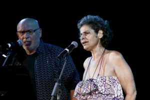 Μίκης Θεοδωράκης: Συγκλονιστική υποδοχή με... Ζορμπά και χειροκρότημα - Στο παρεκκλήσι της Μητρόπολης η σορός του [Βίντεο] - εικόνα 11