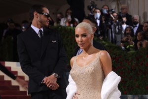 Θυσία για τη μόδα: Η Κιμ Καρντάσιαν φόρεσε τόσο στενό φόρεμα που δεν μπορούσε να περπατήσει [βίντεο]