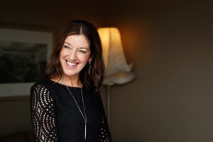 Ορκίστηκε Ελληνίδα η συγγραφέας Βικτόρια Χίσλοπ- Η συνάντηση με τον Μητσοτάκη [εικόνες] - εικόνα 2