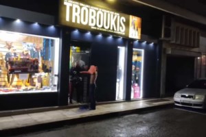 Αμετανόητοι: Ξενοδοχείο ετοιμάζει ρεβεγιόν με μπουφέ για Χριστούγεννα και Πρωτοχρονιά - εικόνα 2