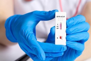 Έλληνες ερευνητές ανέπτυξαν δύο νέες χημικές ουσίες που προστατεύουν από τον κορονοϊό