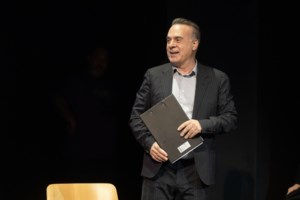 Νέο βίντεο Μητσοτάκη στο Tik Tok με Μαρίνα Σάττι, Zari και τον Πίνατ... "ευρωκομματόσκυλο"