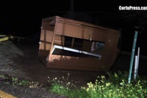 Προβλήματα από την κακοκαιρία στα Ιόνια: Ανεμοστρόβιλος ξερίζωσε δέντρα, πλημμύρισαν δρόμοι [εικόνες] - εικόνα 9