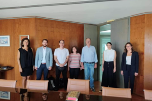 Στην Κέρκυρα ο Τσίπρας - Βόλτα στην πόλη, χαμόγελα και αγκαλιές - Τον κέρασαν κουμ κουάτ [εικόνες-βίντεο] - εικόνα 4