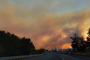 Μαίνεται η φωτιά στο Ρέθυμνο: Στη μάχη τα ενάερια μέσα με το πρώτο φως της ημέρας - Εκκενώθηκαν οικισμοί [εικόνες-βίντεο]