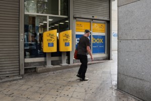 Κομφούζιο με τα ΕΛΤΑ και ταλαιπωρία έξω από κλειστά καταστήματα - "Δεν το γνωρίζαμε" [βίντεο] - εικόνα 4