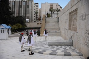 "Λύγισε" ο πρίγκιπας Κάρολος στην κατάθεση στεφάνων - Δάκρυσε από συγκίνηση [Βίντεο]