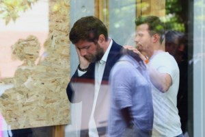 Η Γαλλία σε κρίση: Στο στόχαστρο επιθέσεων αστυνομικοί και δημόσια κτίρια - Έκτακτη σύσκεψη υπό τον Μακρόν - εικόνα 3