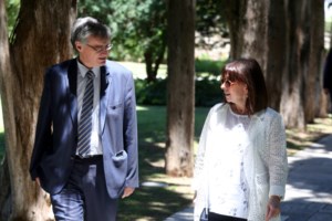 Συγκινητική συνάντηση ΠτΔ με ασυνόδευτα ανήλικα: Ξέρω ότι περάσατε δύσκολα, πρέπει να το αφήσετε πίσω [Εικόνες] - εικόνα 3