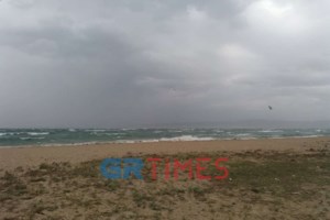 Κακοκαιρία: Το μπουρίνι "σάρωσε" και τις παραλίες της Χαλκιδικής [Βίντεο]