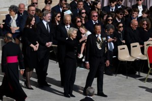 Συμφωνία για συνάντηση Τραμπ με Φον Ντερ Λάιεν: Το τετ α τετ στην κηδεία του Πάπα Φραγκίσκου - εικόνα 4