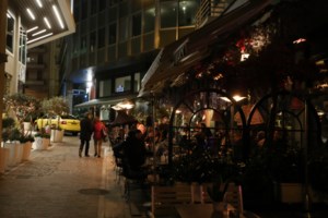 Τι αλλάζει από τις έξι το πρωί - Οι "σκληροί" δείκτες που έφεραν νέα μέτρα στις γιορτές