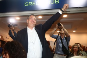 Απόστολος Τζιτζικώστας: Το ευχαριστώ στη σύζυγό του μετά τη μεγάλη νίκη - Την υποδέχτηκε με ένα γλυκό φιλί [βίντεο]