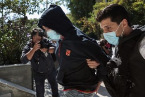 Κολωνός: "Θέλω να συμπαρασταθώ στα παιδιά μου", λέει η μητέρα της 12χρονης - "Μαμά σ' αγαπάμε, κάνε κουράγιο…", φώναζαν τα παιδιά - εικόνα 3