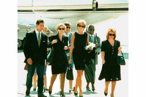 Νταϊάνα: Σύνολα της πριγκίπισσας σε έκθεση στο Χονγκ Κονγκ πριν δημοπρατηθούν - Δείτε τα ρούχα [Βίντεο] - εικόνα 3