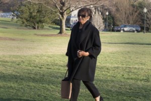 Απαρηγόρητη η Μελάνια: Στην κηδεία της μητέρας της με τον υπόδικο Τραμπ και τον πανύψηλο 18χρονο γιο τους - εικόνα 4