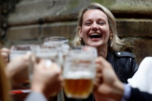 Στα "χαρακώματα" οι λοιμωξιολόγοι για την υδροξυχλωροκίνη - Επιμένει για τη χρήση της ο γάλλος Ντιντιέ Ραούλ