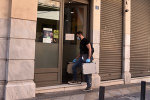 Ληστεία σε τράπεζα της Μητροπόλεως με άρωμα... αντιεξουσιαστών: Ψάχνουν 33χρονο "αριστερόχειρα" - εικόνα 2