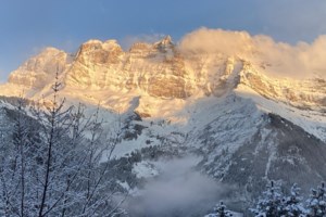 Ρωσία: Τεράστια χιονοστιβάδα έπληξε το χιονοδρομικό κέντρο Έλμπρους - Βίντεο καταγράφει τη στιγμή