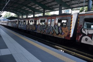 Απίστευτο: Πάνω σε... καφετέρια πέφτει η έξοδος κινδύνου του σταθμού ΗΣΑΠ στο Μοναστηράκι [βίντεο]