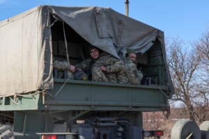 Το δράμα της Ουκρανίας - Με δάκρυα στα μάτια πολίτες με τα παιδιά τους εγκαταλείπουν τα σπίτια τους [εικόνες]