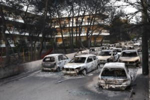 Φωτιά στα Σπάτα: Κινητοποιήθηκαν δύο ελικόπτερα για πυρκαγιά στη Χριστούπολη