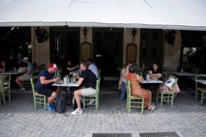 Μετάλλαξη Δέλτα: Συναγερμός για τους επόμενους δύο κρίσιμους μήνες - Αγώνας δρόμου για την επιτάχυνση των εμβολιασμών