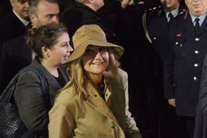 Μαρέβα Γκραμπόφσκι Μητσοτάκη: Το ιστορικής αξίας κόσμημα Λαλαούνη που συνδύασε με το μακρυμάνικο μάξι φόρεμά της