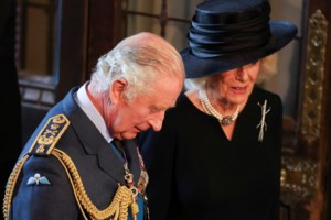 Σήμερα ο αποχαιρετισμός Ουίλιαμ και Χάρι στη γιαγιά τους, βασίλισσα Ελισάβετ - Και οι δύο με στολή και το κεφάλι κατεβασμένο [Εικόνες] - εικόνα 6