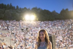 Δέσποινα Βανδή: Κόβει την ανάσα με τις αναλογίες της - Ποζάρει με μπικίνι στην Πάρο [εικόνες] - εικόνα 4