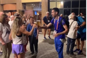 Μίλτος Τεντόγλου: Προσπέρασε επιδεικτικά και "απέφυγε" τη χειραψία με τον γραμματέα του ΣΕΓΑΣ Δημάκο [βίντεο]