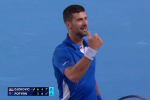 Ένα παγούρι "προσγειώθηκε" στο κεφάλι του Νόβακ Τζόκοβιτς όσο υπέγραφε αυτόγραφα- Σωριάστηκε ο Σέρβος πρωταθλητής [βίντεο]