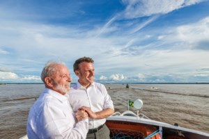 Πώς απαντά ο Μακρόν στα σχόλια για τον "γάμο" του με τον Βραζιλιάνο Λούλα ντα Σίλβα: "Ναι, έγινε!" και κάνει share αφίσα αλά La La Land - εικόνα 4