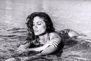 Χριστίνα Μπόμπα: Ποζάρει με φλοράλ μπικίνι και δείχνει το σώμα της ένα χρόνο μετά τη γέννα - εικόνα 5