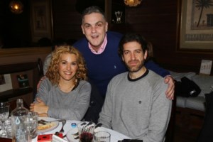 H Τζένη Μπότση κάνει βόλτα με την κόρη της και τη μαμά της στο κέντρο της Αθήνας [Εικόνες]