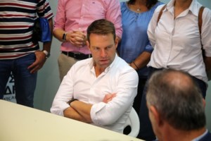 Η ΝΔ απαντά στον Κασσελάκη για τον Μπέο: Από τις Σπέτσες συνεχίζει την παράδοση των ψεμάτων του κόμματός του