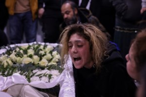 Σοκ στην Πάτρα: 20χρονος πήγε να αυτοκτονήσει μπροστά στους δικούς του - Τραυμάτισε το λαιμό του με μαχαίρι