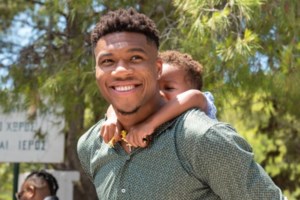 O Γιάννης Αντετοκούνμπο άνοιξε ελληνικό εστιατόριο στο Μιλγουόκι - Με σουβλάκι, τζατζίκι και χωριάτικη φυσικά... - εικόνα 4