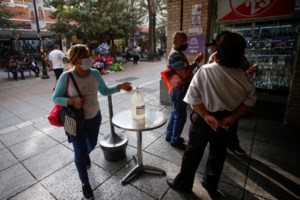 Ανησυχία για την έξαρση των ιώσεων - Συναγερμός για την "τριδημία" Covid-19, γρίπης και RSV