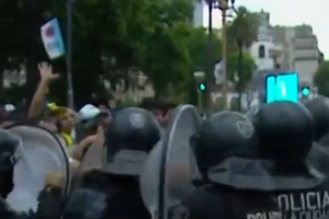 Φρίκη: Υπάλληλοι γραφείου τελετών έβγαλαν selfie με τον νεκρό Μαραντόνα [Εικόνες] - εικόνα 4