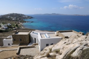 Οι κλασικές αξίες του ελληνικού καλοκαιριού σε ένα εξοχικό στη Μύκονο