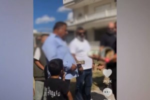 Επίδειξη πλούτου από Ρομά στα social media: Σκορπάνε λεφτά με τη σέσουλα για δώρα και διασκέδαση [Βίντεο]